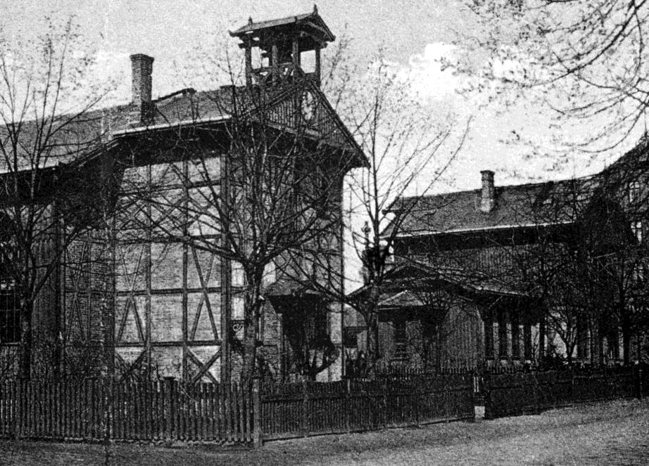 Abbildung 3: Altes Friedrichsorter Schulhaus (erbaut 1875) hinter der Garnisonkirche